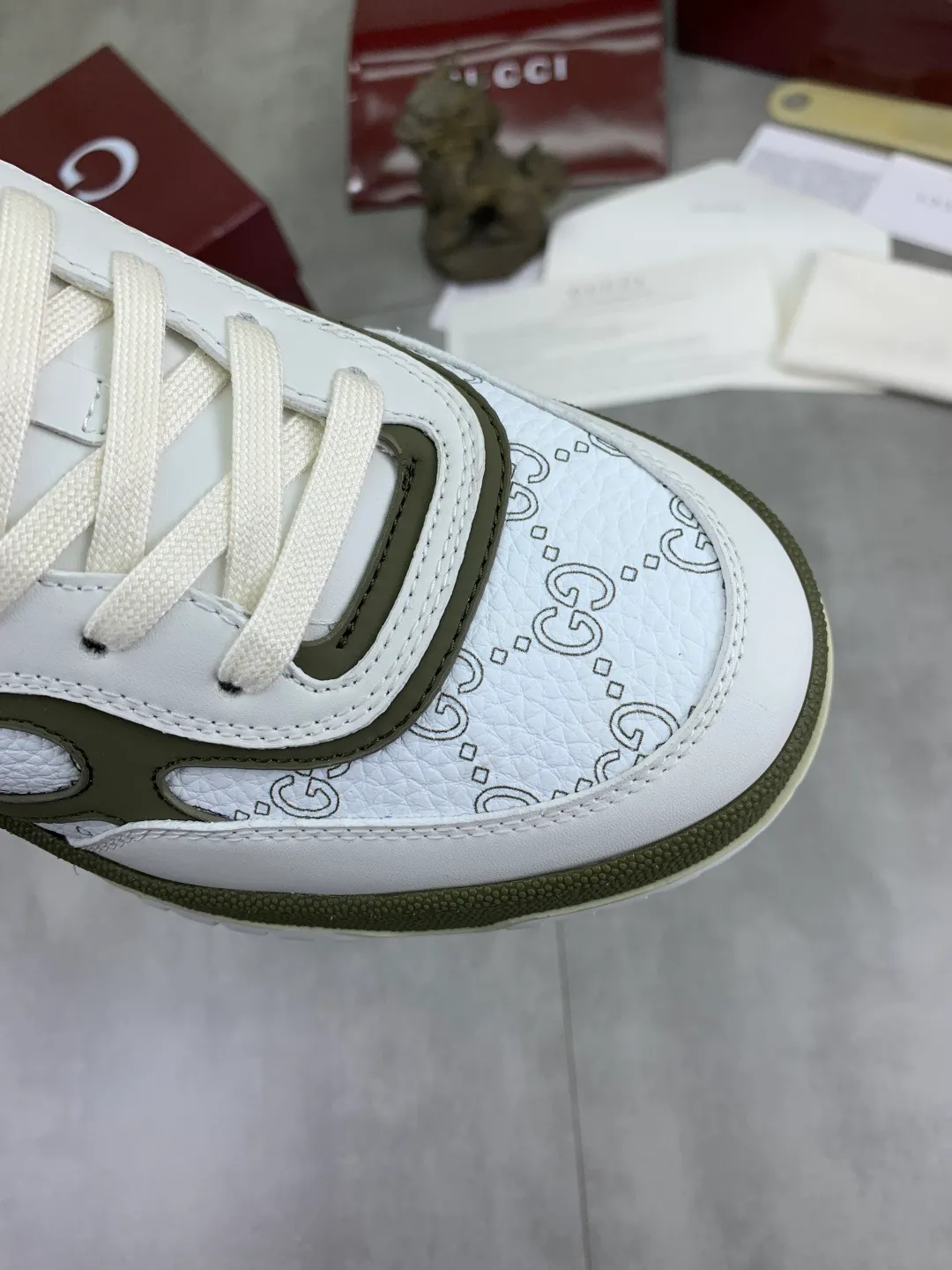 Men's men's shoes 💰P542 new Gucci Gucci couple 🧑‍🤝‍🧑 autumn and winter low-end catwalk casual sneakers, top version! Oil edge craftsmanship. New model for early spring, creating a perfect style, cool and sassy, ​​c-position fashionable wear, classic shoe style with retro and futuristic feel, showing exquisite texture! Open mold to customize high-density outsole. Comes fully packaged. Size: 35-45 Fabric: Imported calfskin punching Lining: Imported original towel lining